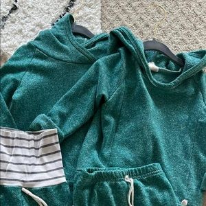 ISO childhoods clothing Heather teal 3T and up